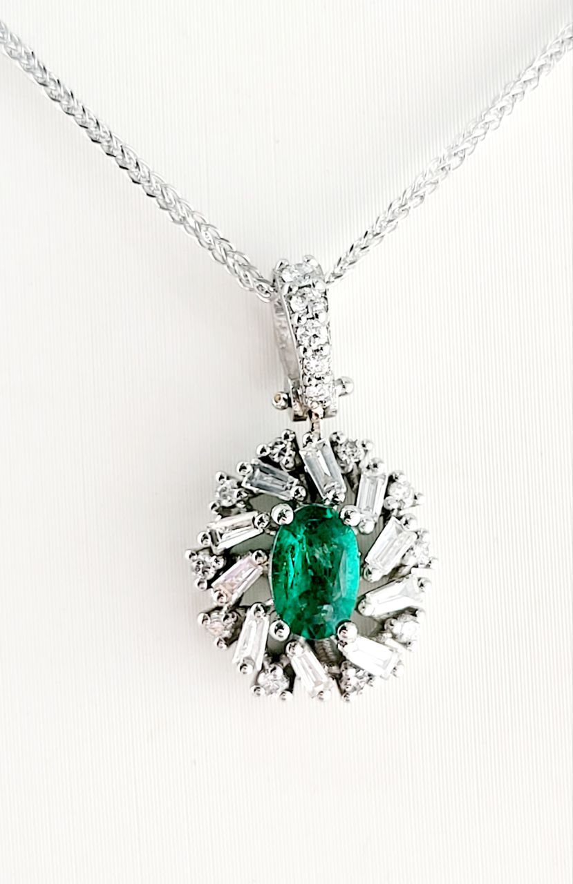 Collana  con pendente ovale con   Diamanti 0,45 ct Smeraldo 0,63 ct in Oro Bianco 18k.  - 750