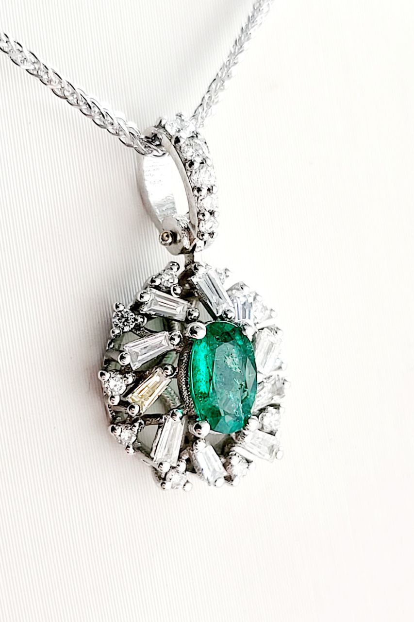 Collana  con pendente ovale con   Diamanti 0,45 ct Smeraldo 0,63 ct in Oro Bianco 18k.  - 750