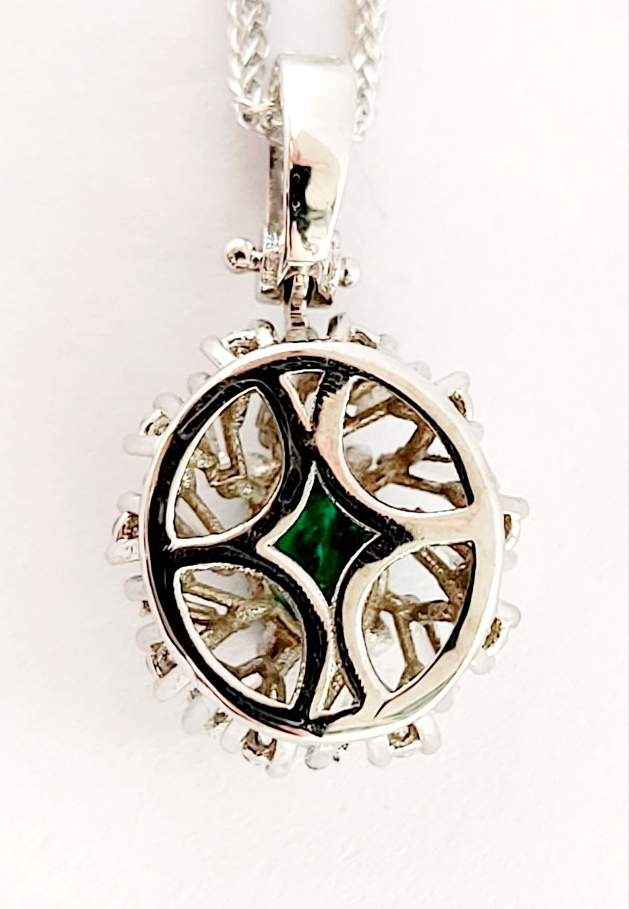 Collana  con pendente ovale con   Diamanti 0,45 ct Smeraldo 0,63 ct in Oro Bianco 18k.  - 750
