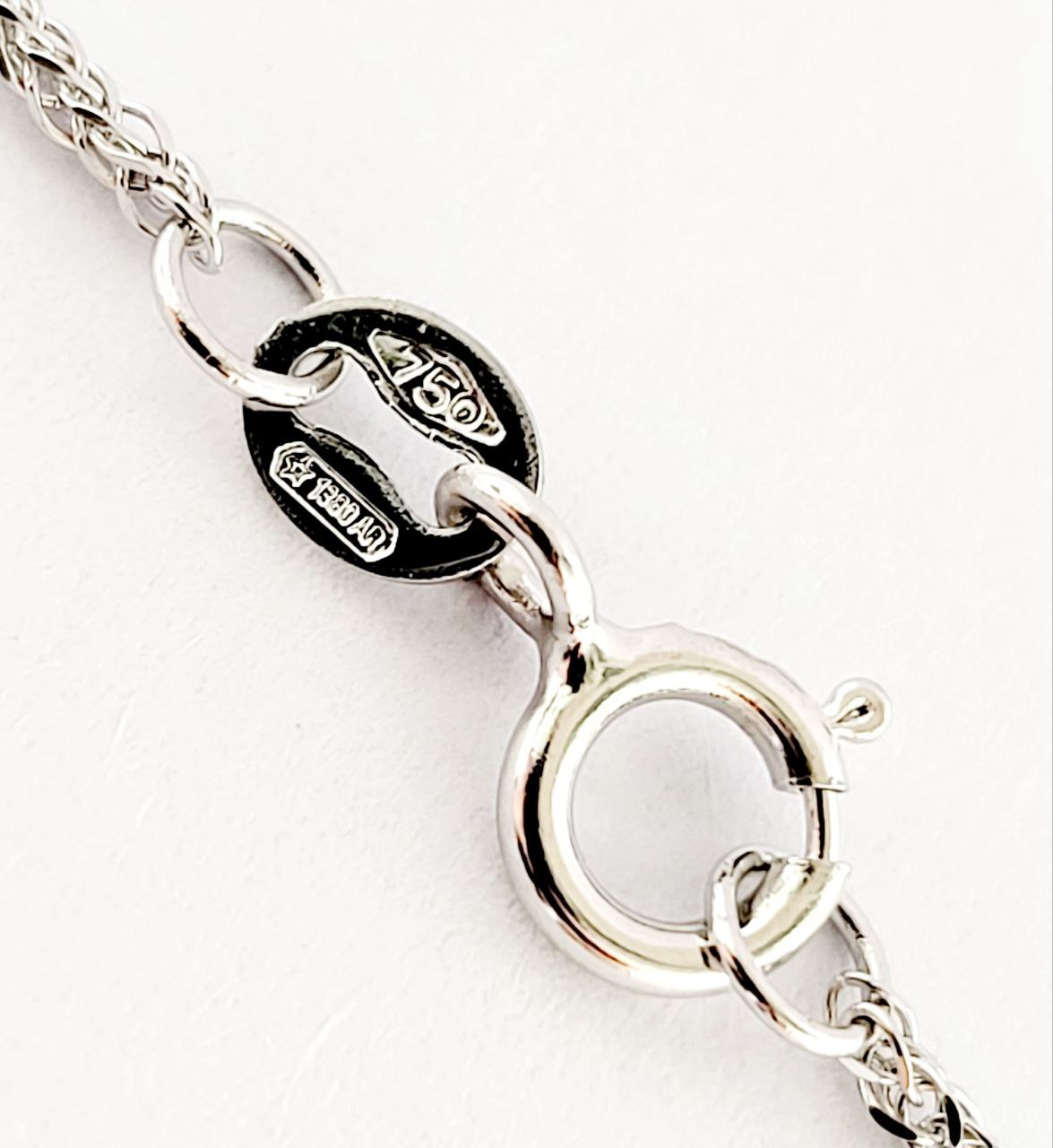 Collana  con pendente ovale con   Diamanti 0,45 ct Smeraldo 0,63 ct in Oro Bianco 18k.  - 750