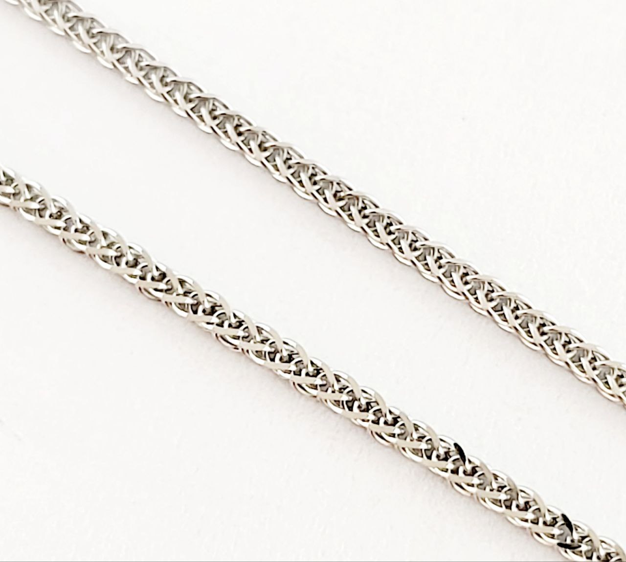 Collana  con pendente ovale con   Diamanti 0,45 ct Smeraldo 0,63 ct in Oro Bianco 18k.  - 750