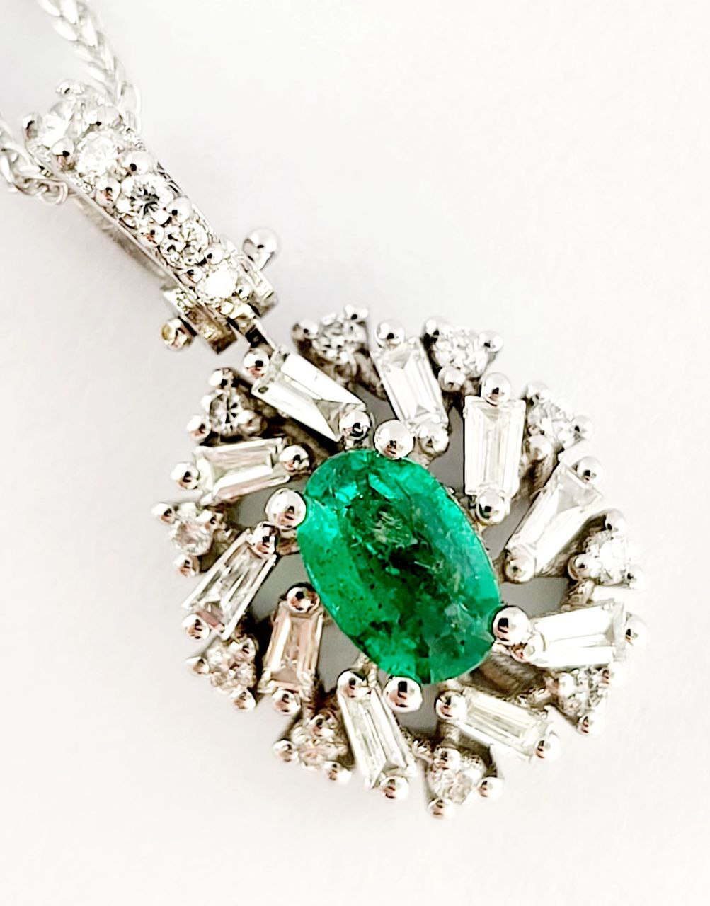 Collana  con pendente ovale con   Diamanti 0,45 ct Smeraldo 0,63 ct in Oro Bianco 18k.  - 750