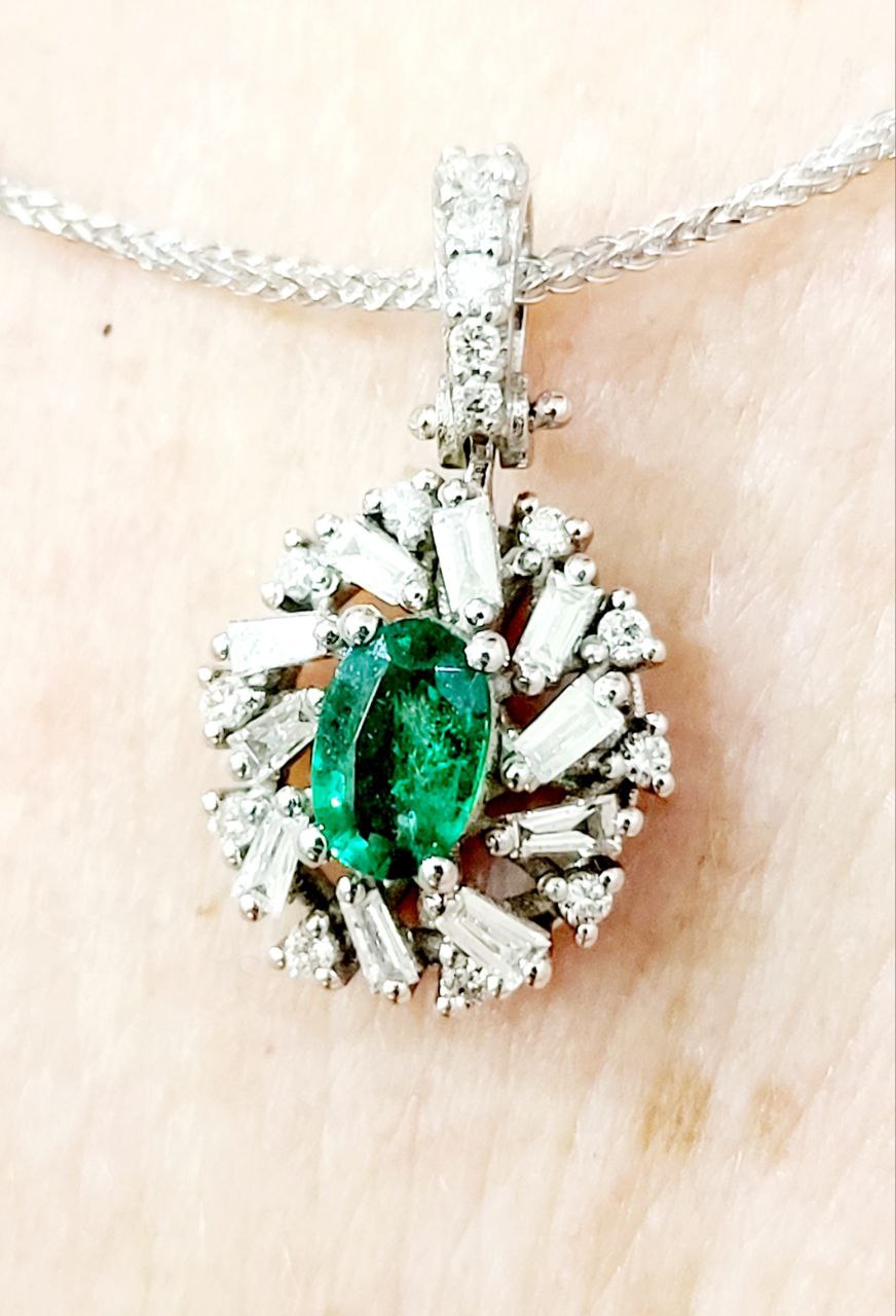 Collana  con pendente ovale con   Diamanti 0,45 ct Smeraldo 0,63 ct in Oro Bianco 18k.  - 750