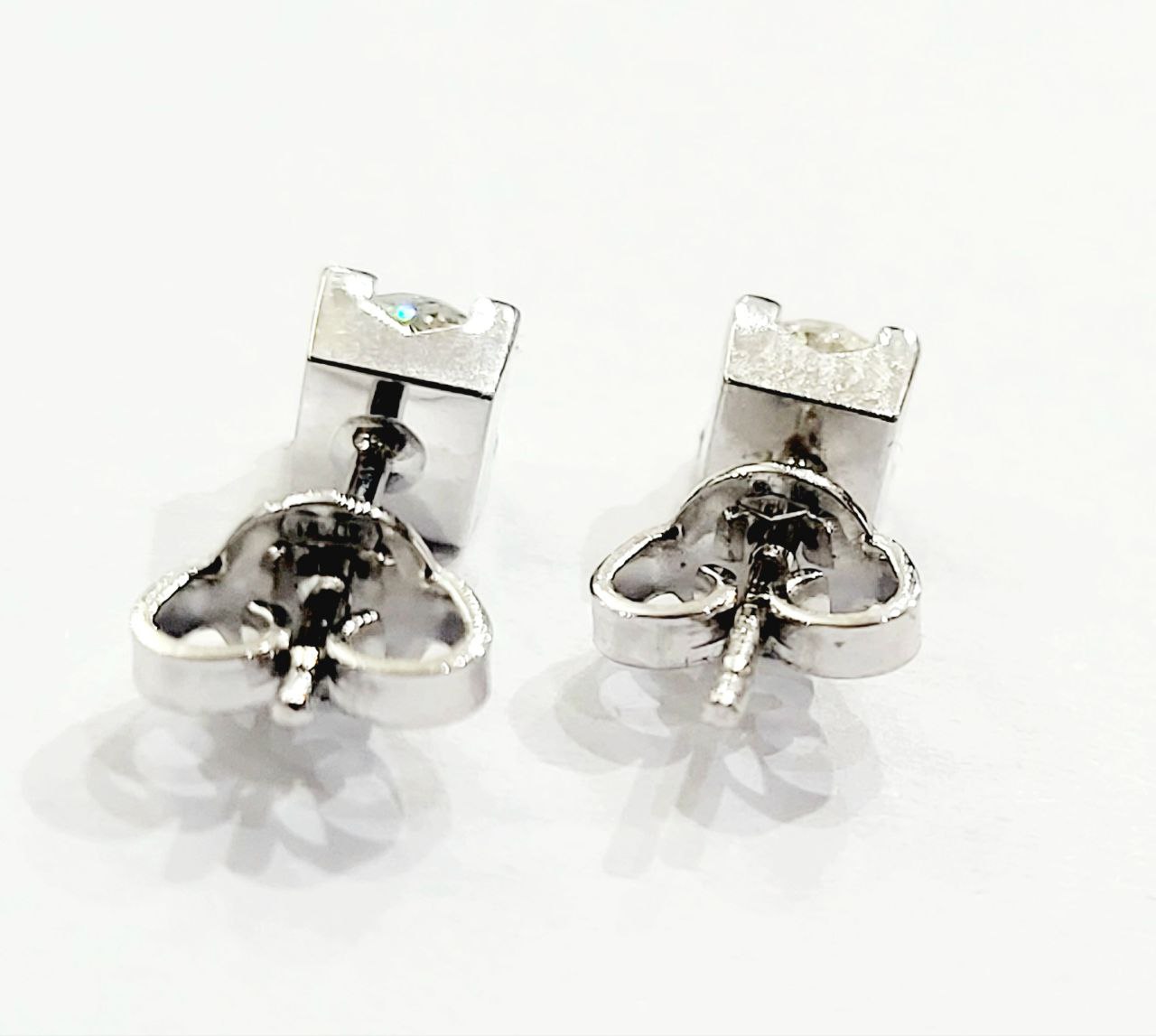 Orecchini punto luce tornito con Diamanti 0,70 ct in Oro Bianco 18 kt