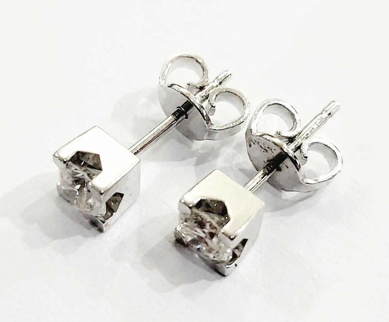 Orecchini punto luce tornito con Diamanti 0,70 ct in Oro Bianco 18 kt