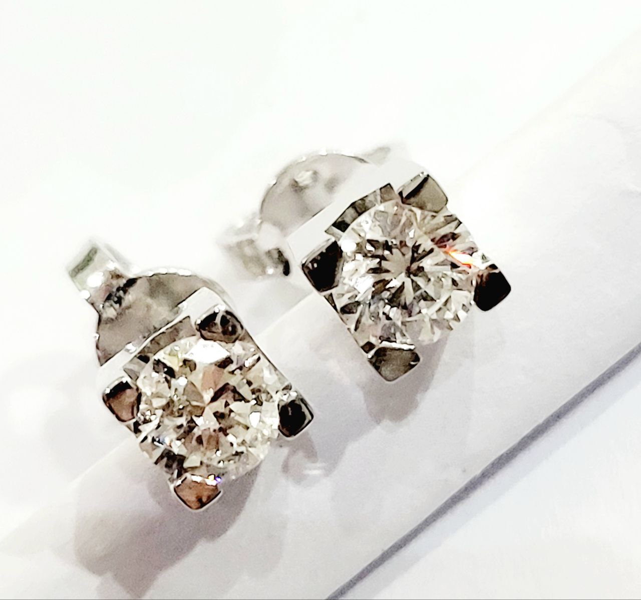 Orecchini punto luce tornito con Diamanti 0,70 ct in Oro Bianco 18 kt