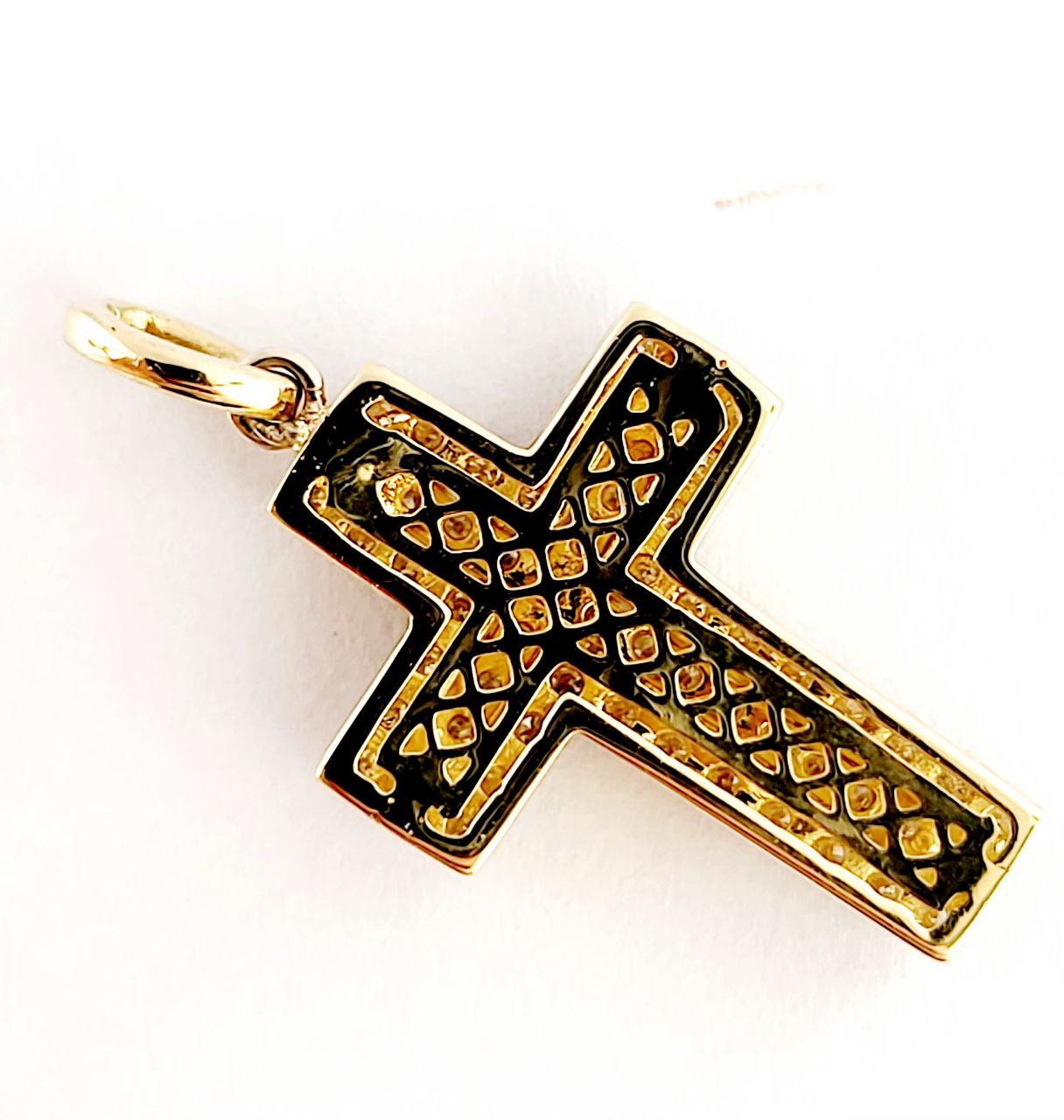Pendente croce in oro giallo 18K con diamanti ct 0,28