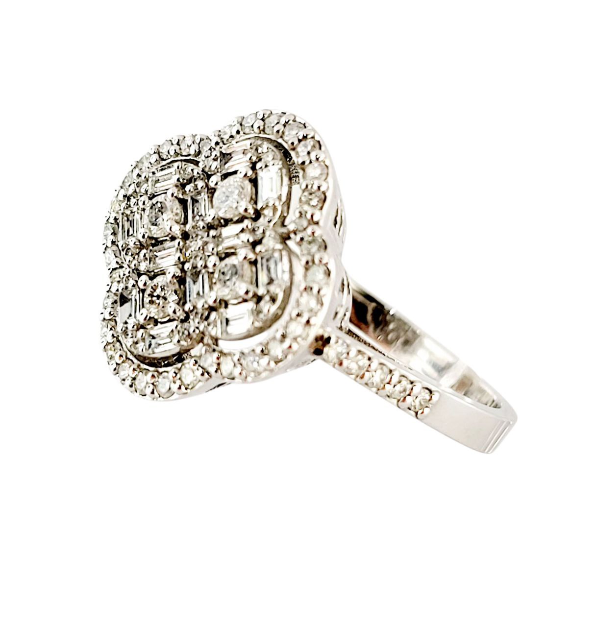 Anello Astralia a fiore in Oro Bianco con Diamanti Baguette ct 0,20 e Brillante ct 0,65 18kt (750)
