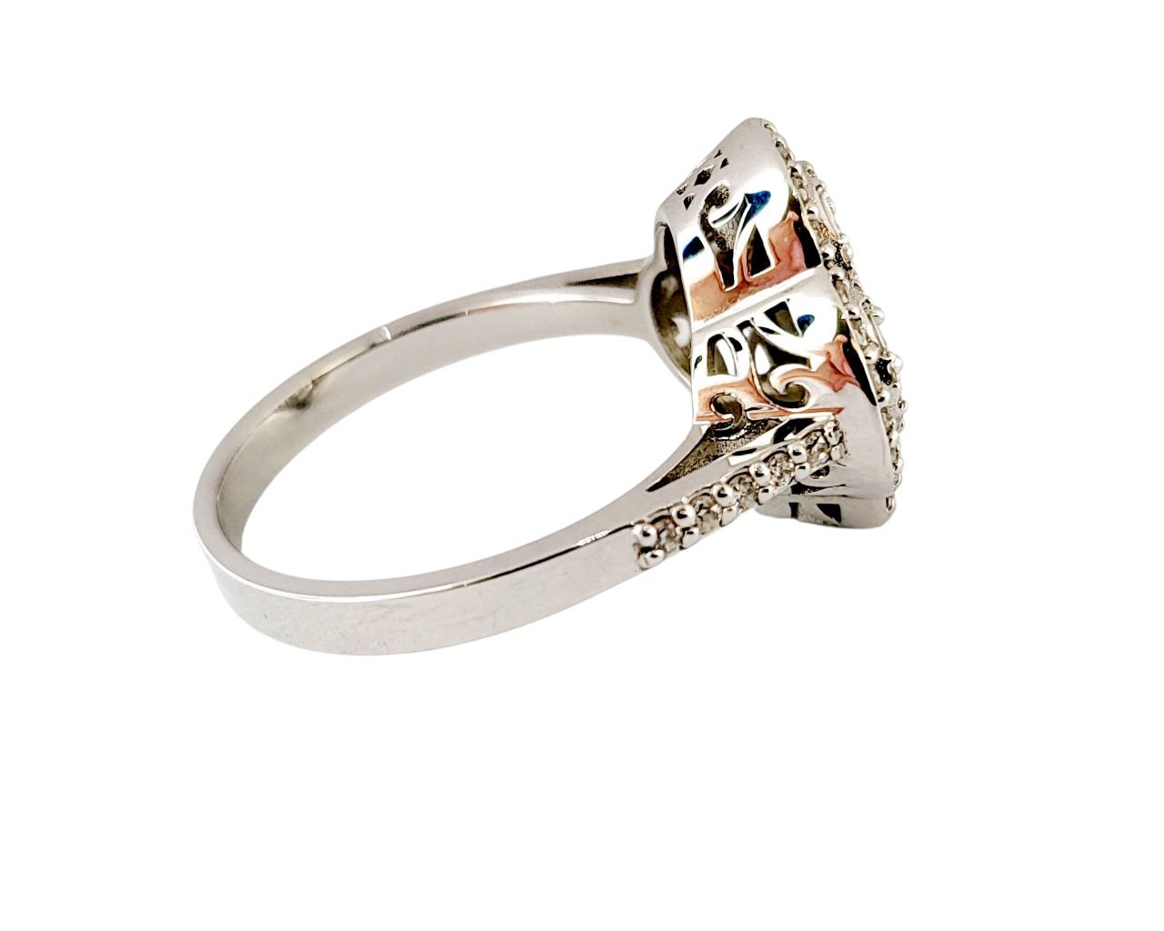 Anello Astralia a fiore in Oro Bianco con Diamanti Baguette ct 0,20 e Brillante ct 0,65 18kt (750)