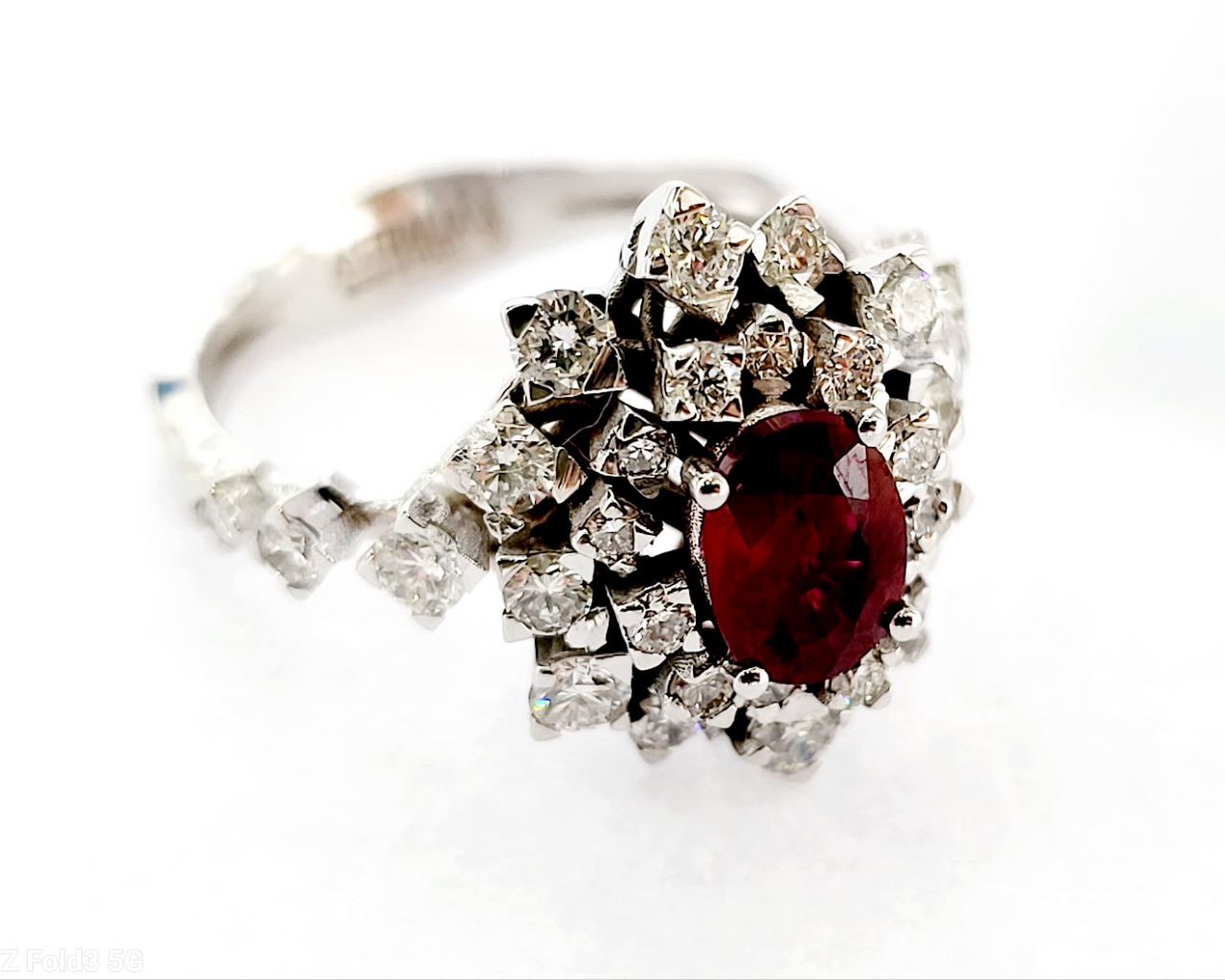 Anello modello Kate Astralia con Rubino centrale 0,85 ct Diamanti ct 0,80 Oro Bianco 18kt-750