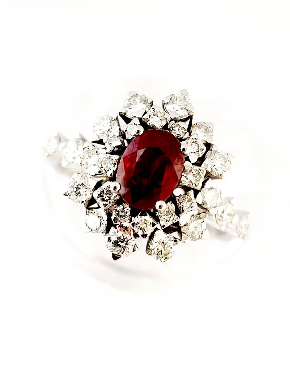 Anello modello Kate Astralia con Rubino centrale 0,85 ct Diamanti ct 0,80 Oro Bianco 18kt-750