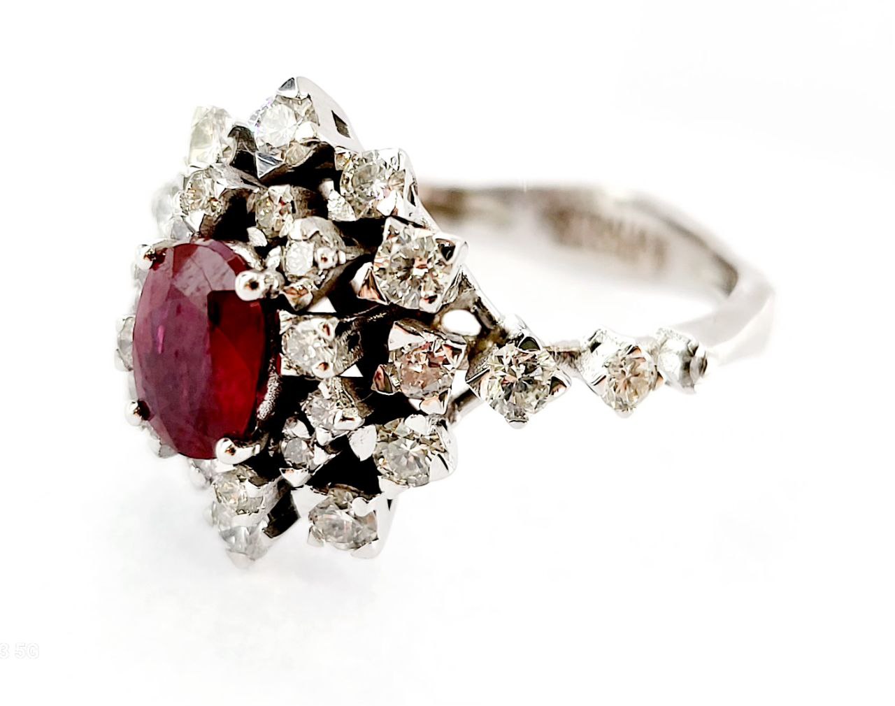 Anello modello Kate Astralia con Rubino centrale 0,85 ct Diamanti ct 0,80 Oro Bianco 18kt-750