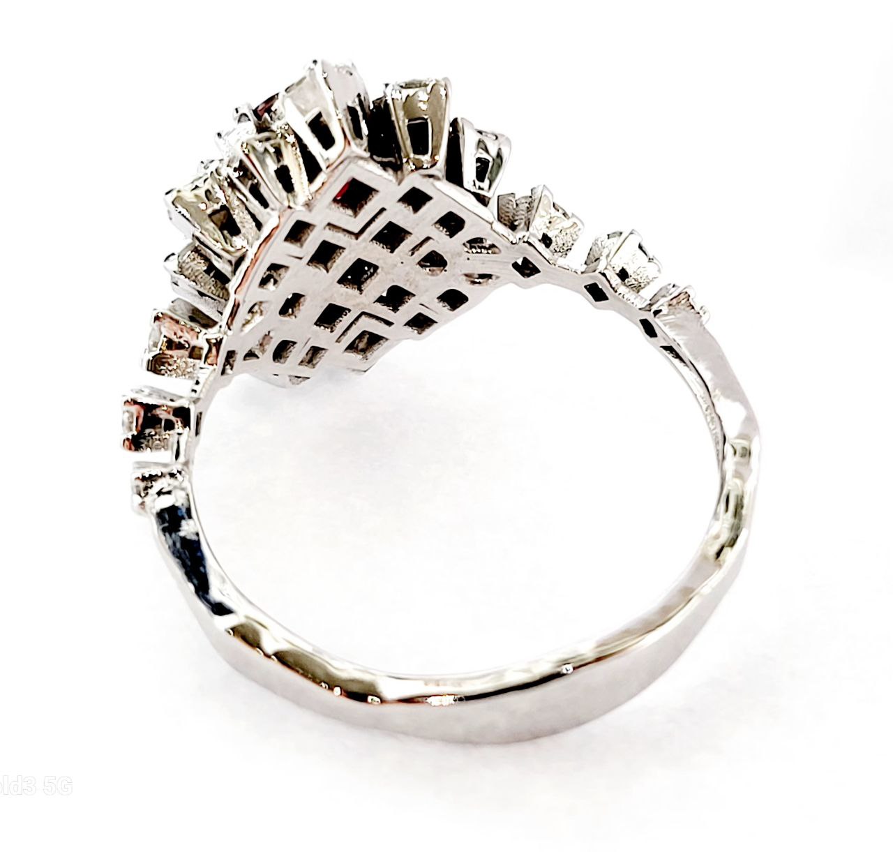 Anello modello Kate Astralia con Rubino centrale 0,85 ct Diamanti ct 0,80 Oro Bianco 18kt-750