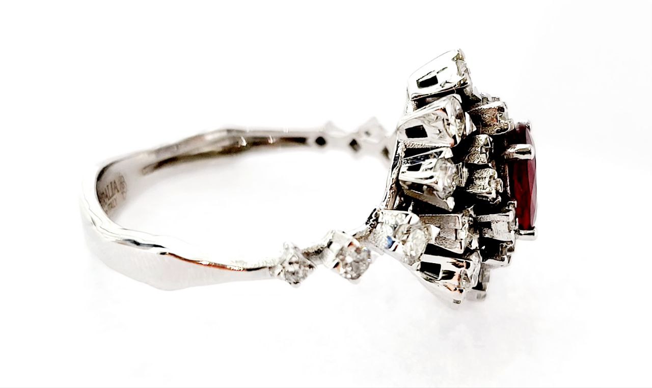 Anello modello Kate Astralia con Rubino centrale 0,85 ct Diamanti ct 0,80 Oro Bianco 18kt-750