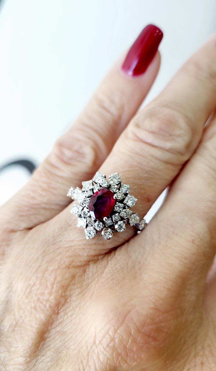 Anello modello Kate Astralia con Rubino centrale 0,85 ct Diamanti ct 0,80 Oro Bianco 18kt-750