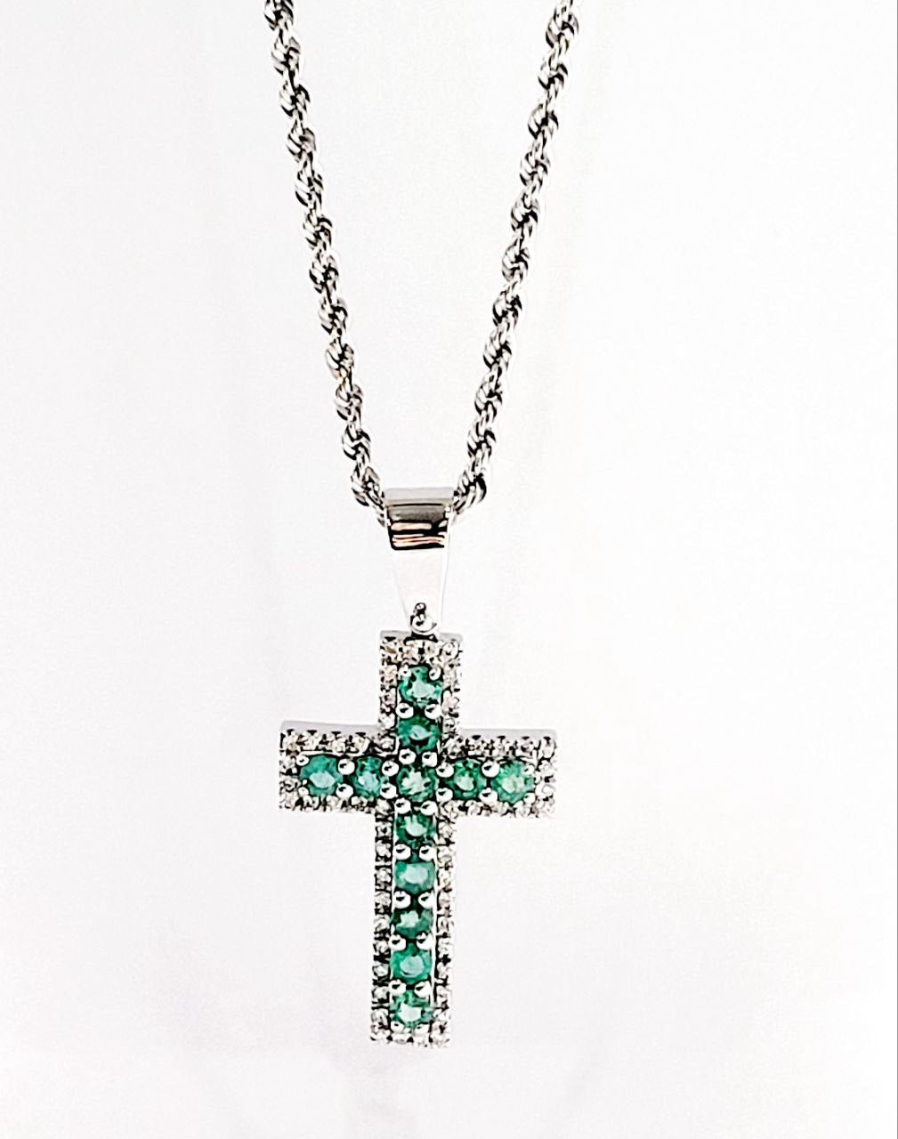 Collana e pendente croce in Oro Bianco con Smeraldi 1,45 ct e Diamanti 0,50 ct 18 kt (750)
