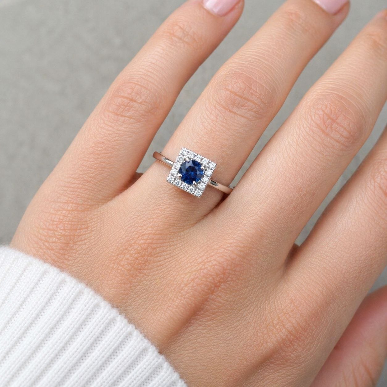 Anello fantasia quadrato con Zaffiro ct 0,25 e contorno di Diamanti ct 0,16 in Oro Bianco 18kt (750)