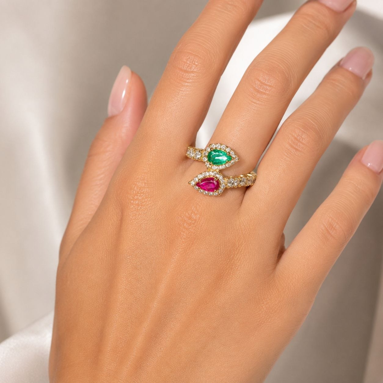 Anello contrarié diamanti 0,80 ct smeraldo e rubino a goccia in oro giallo 18kt (750)
