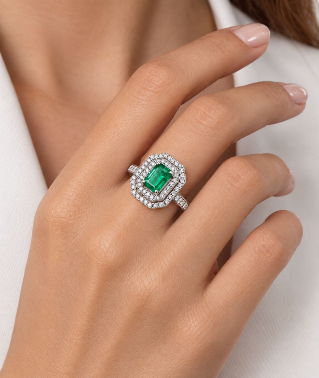Anello con Smeraldo Ottagonale ct 0,89 e contorno di Diamanti ct 0,45 in oro bianco 18kt (750)