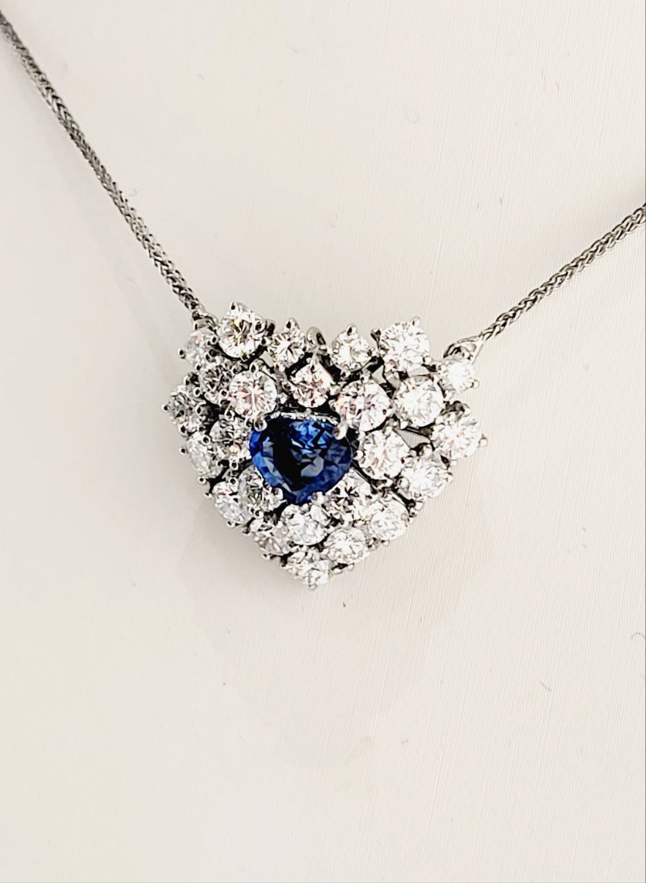 Collana pendente Cuore Oro bianco 18kt - 750 Astralia Zaffiro 1,05 ct e Diamanti 2,72 ct certificazione AIG MILAN