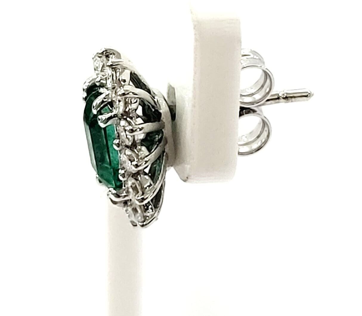 Orecchini a fantasia in Oro Bianco con Diamanti 0,56 ct e Smeraldi 1,35 ct 18 kt (750)