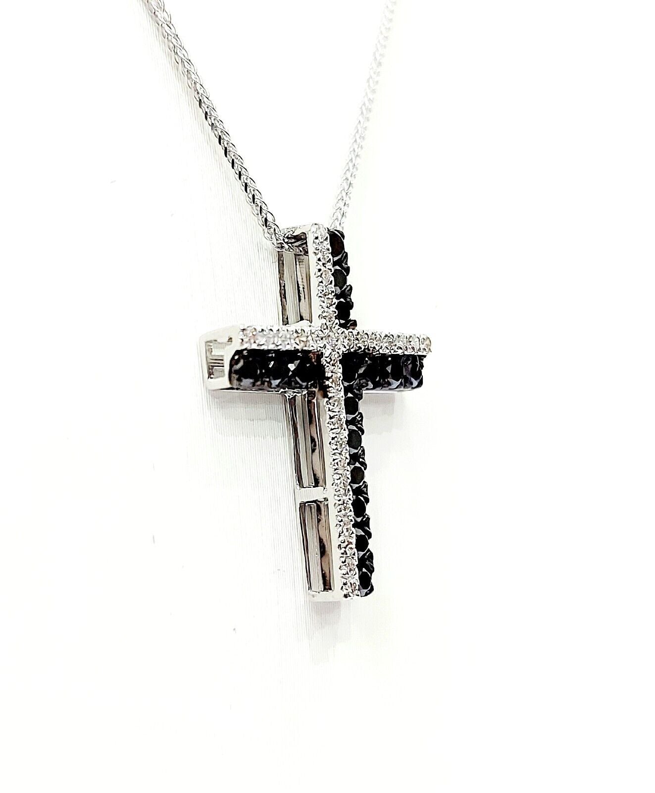Collana pendente Diamanti Neri ct 0,56 Diamanti Bianchi ct 0,30 Oro Bianco 18 kt-750