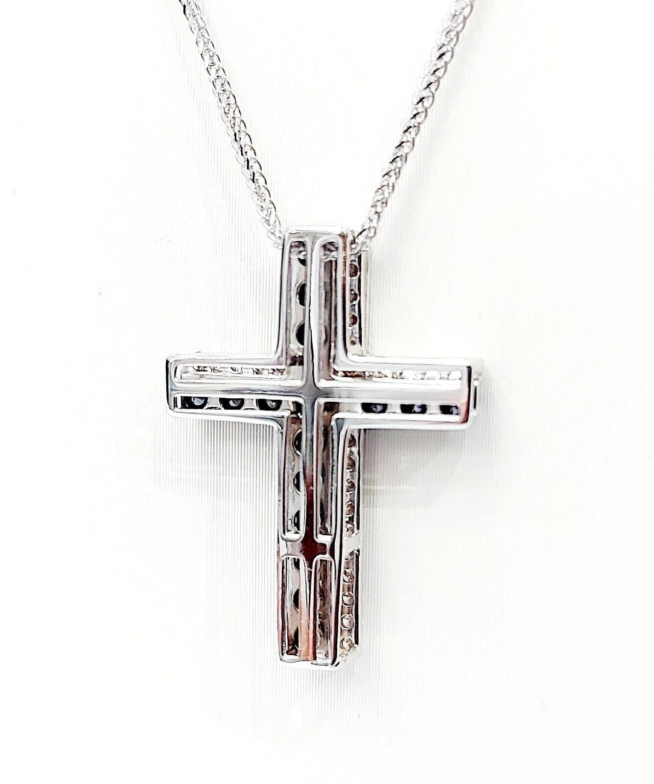 Collana pendente Diamanti Neri ct 0,56 Diamanti Bianchi ct 0,30 Oro Bianco 18 kt-750