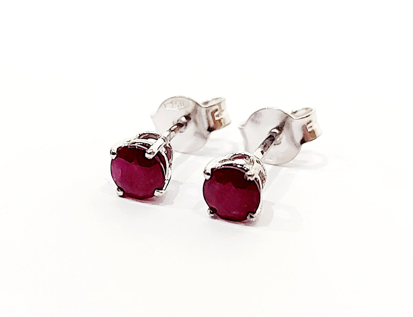 Orecchini punto luce con Rubini 0,50 ct in Oro Bianco 18 kt (750)