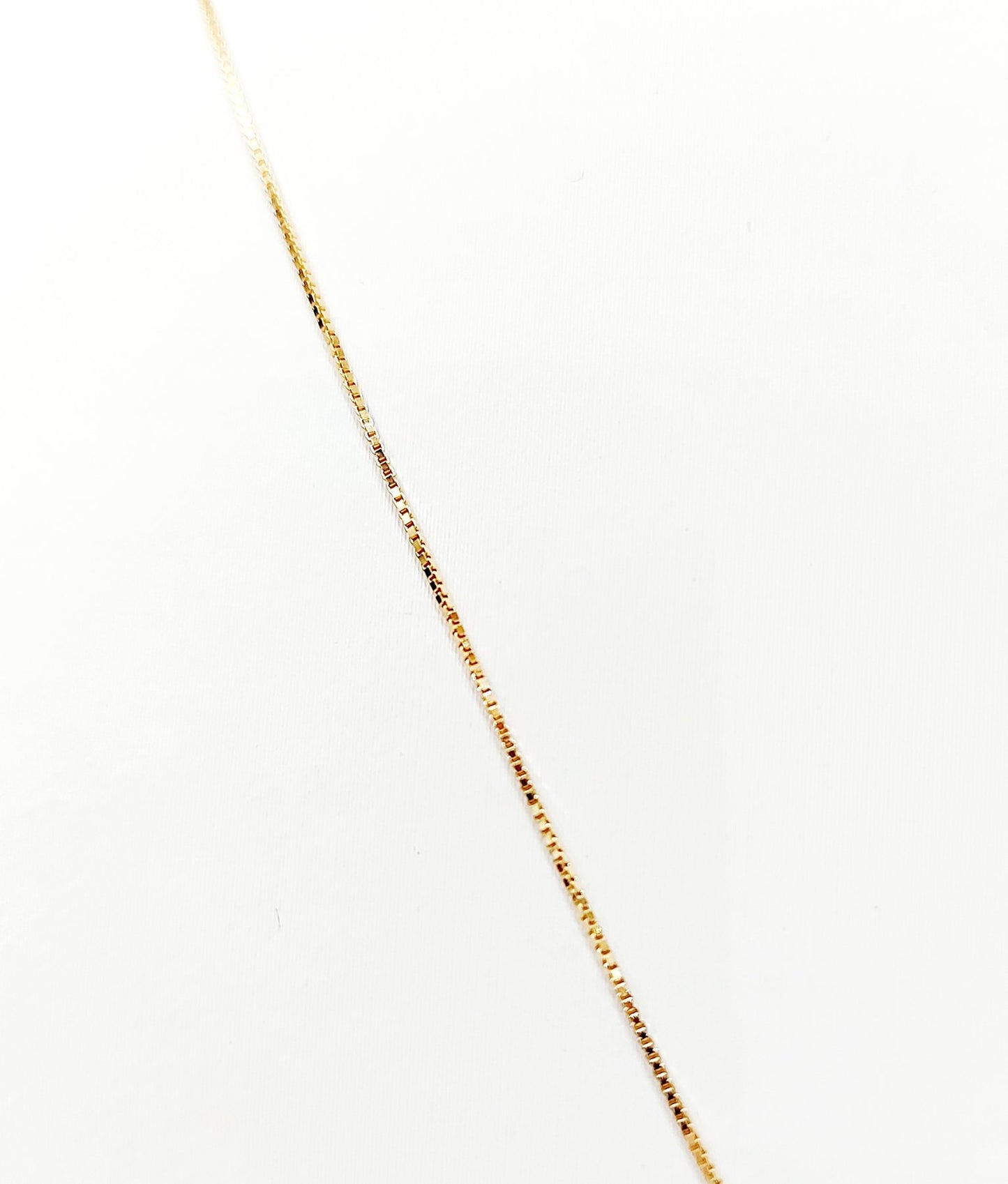 Collana e pendente con Smeraldo a goccia 0,40 ct e Diamanti 0,24 ct in Oro Giallo 18 kt (750)