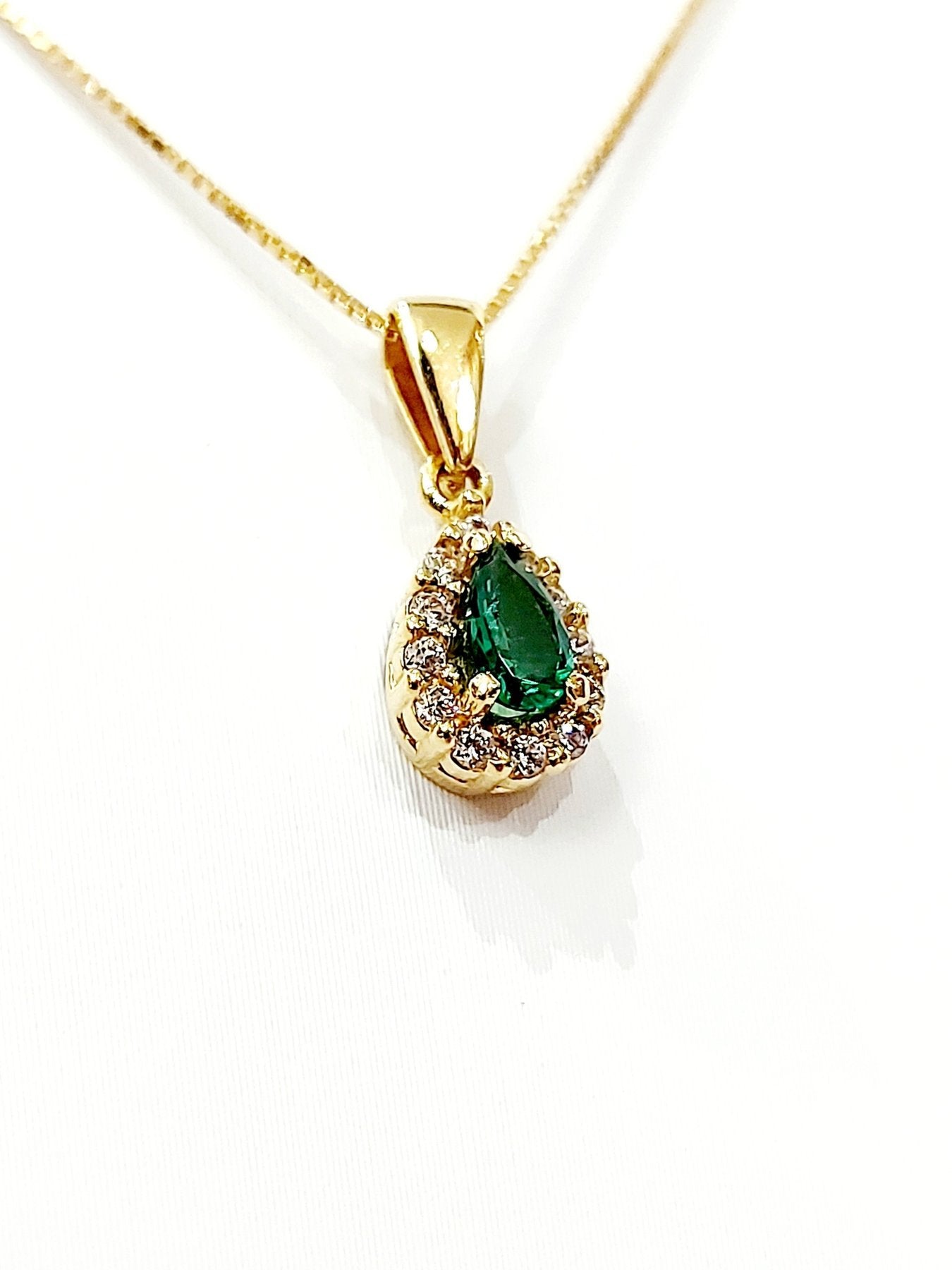 Collana e pendente con Smeraldo a goccia 0,40 ct e Diamanti 0,24 ct in Oro Giallo 18 kt (750)