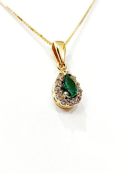 Collana e pendente con Smeraldo a goccia 0,40 ct e Diamanti 0,24 ct in Oro Giallo 18 kt (750)