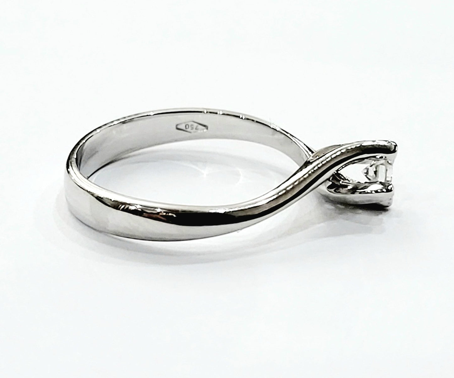Anello Solitario Valentino in Oro bianco con Diamante 0,15 ct 18 kt (750)