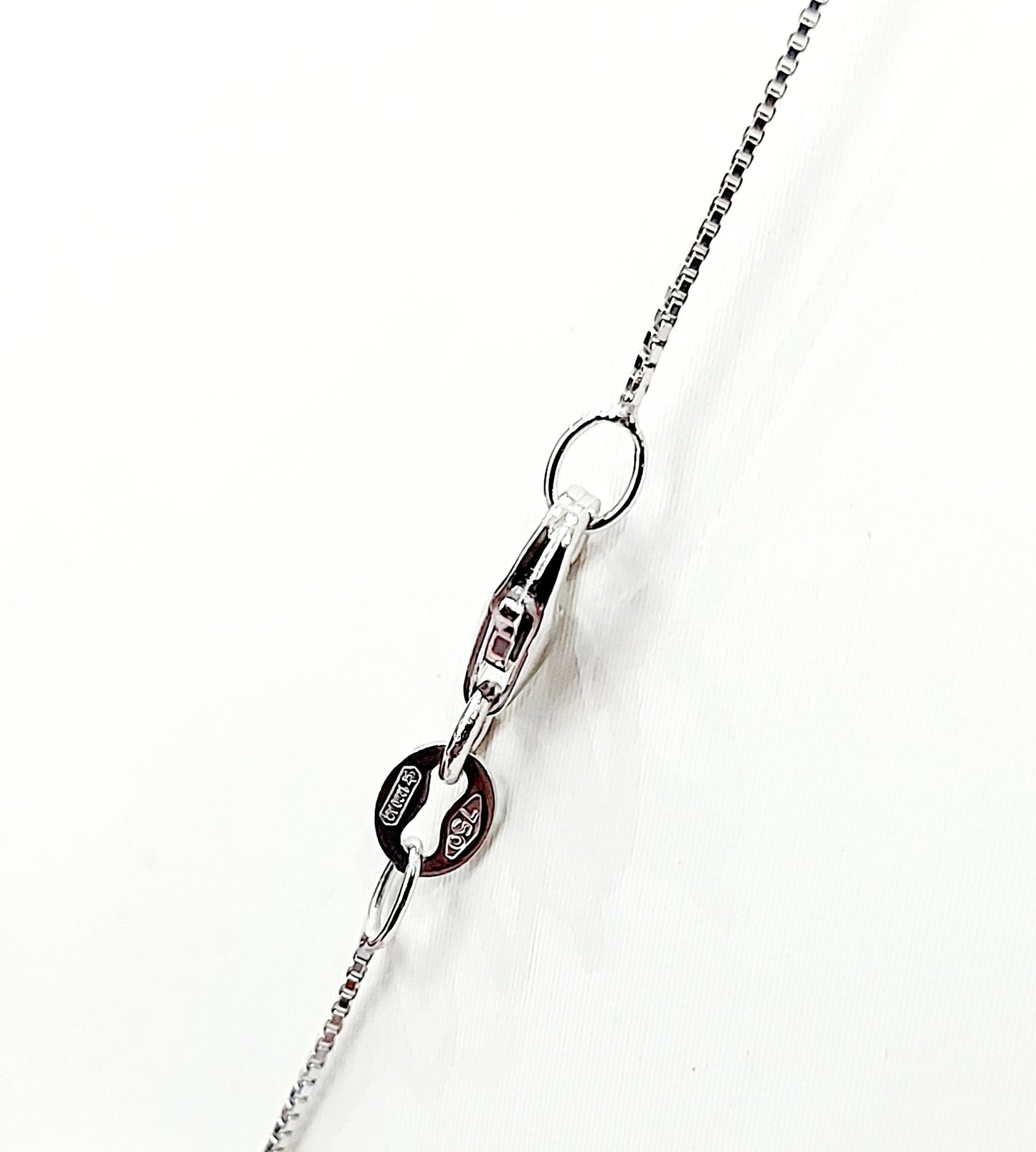 Collana con pendente croce magic in Oro bianco con Diamanti 0,29 ct e Smeraldi 0,30 ct 18 kt (750)