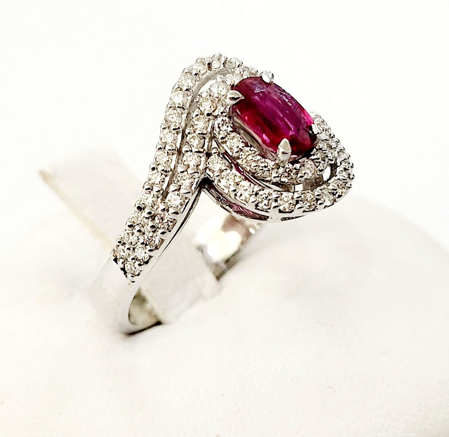 Anello Astralia fantasia con Rubino ovale 0,90 ct e Diamanti 0,85 ct in Oro Bianco 18 kt (750)