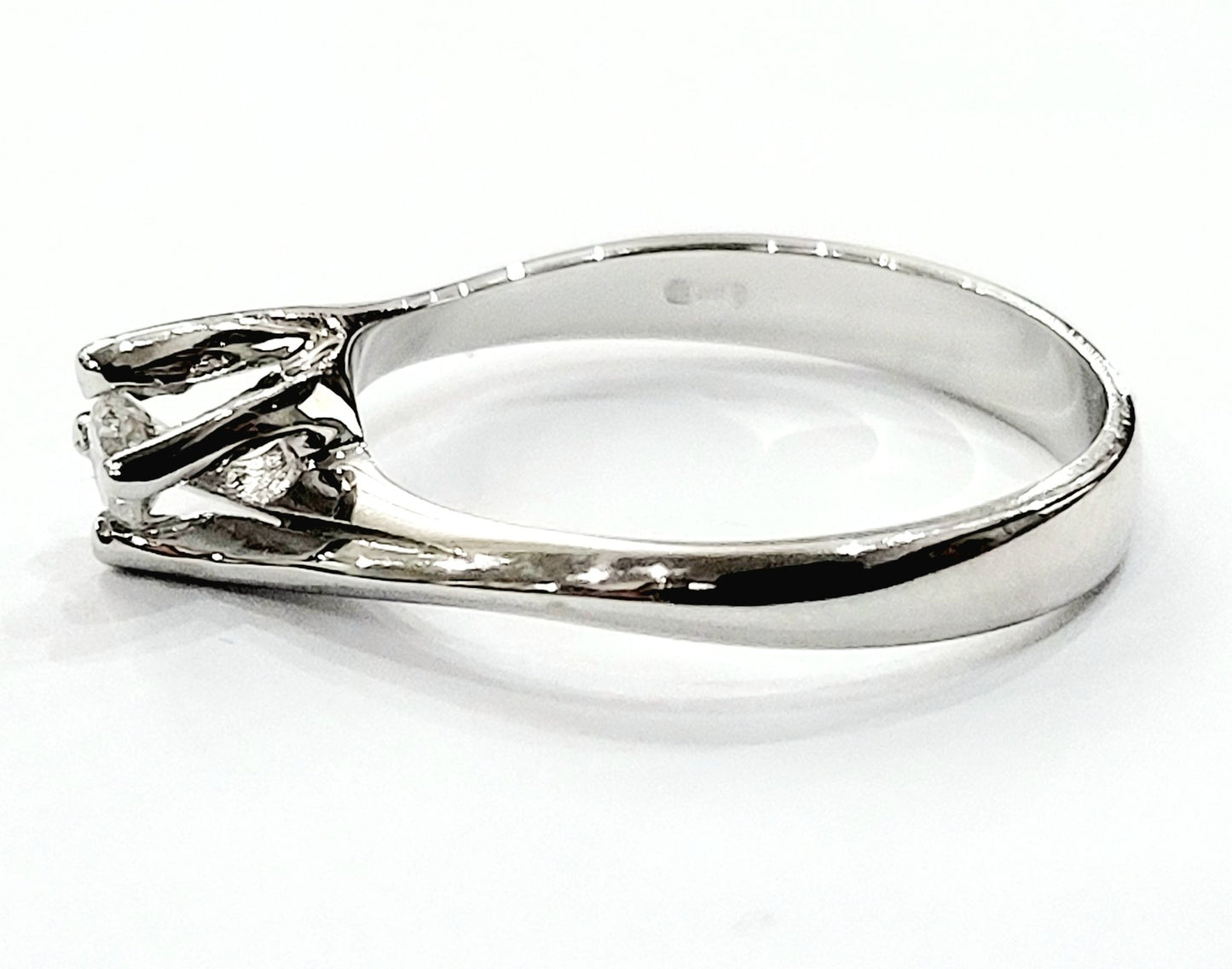 Anello Solitario Valentino in Oro bianco con Diamante 0,15 ct 18 kt (750)