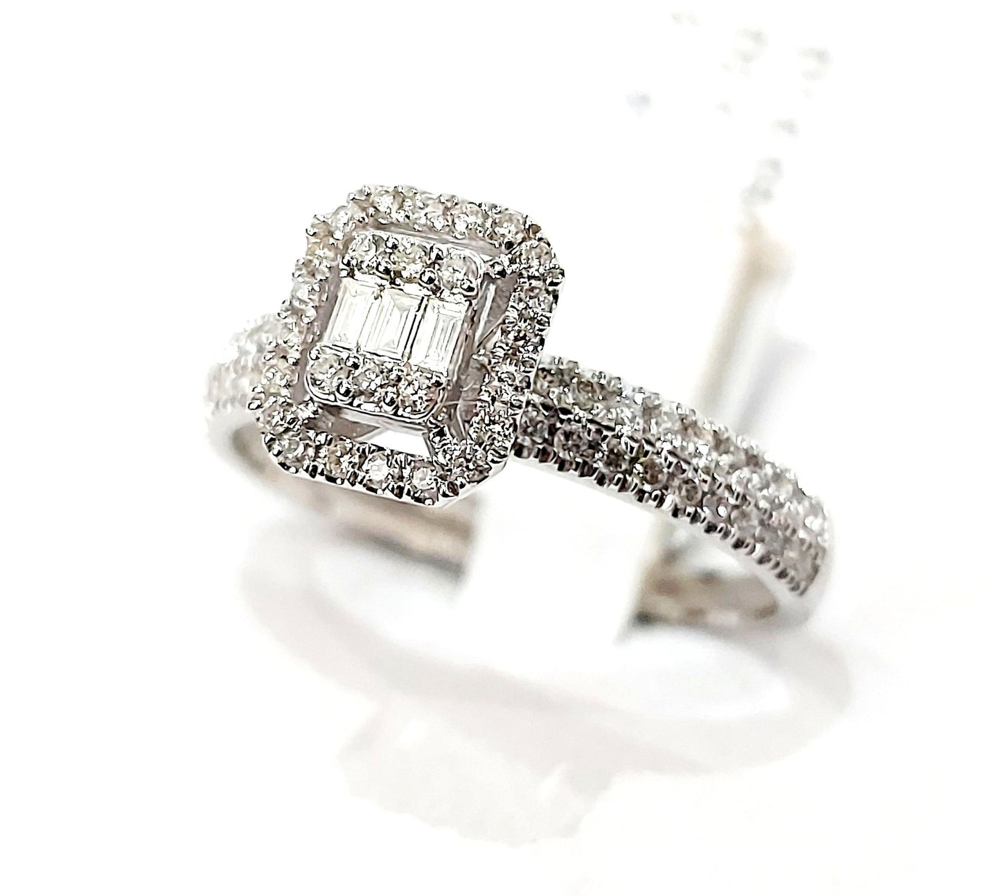 Anello Astralia a fantasia in Oro Bianco con Diamanti Baguette ct 0,09 e Brillante ct 0,45 18kt (750)