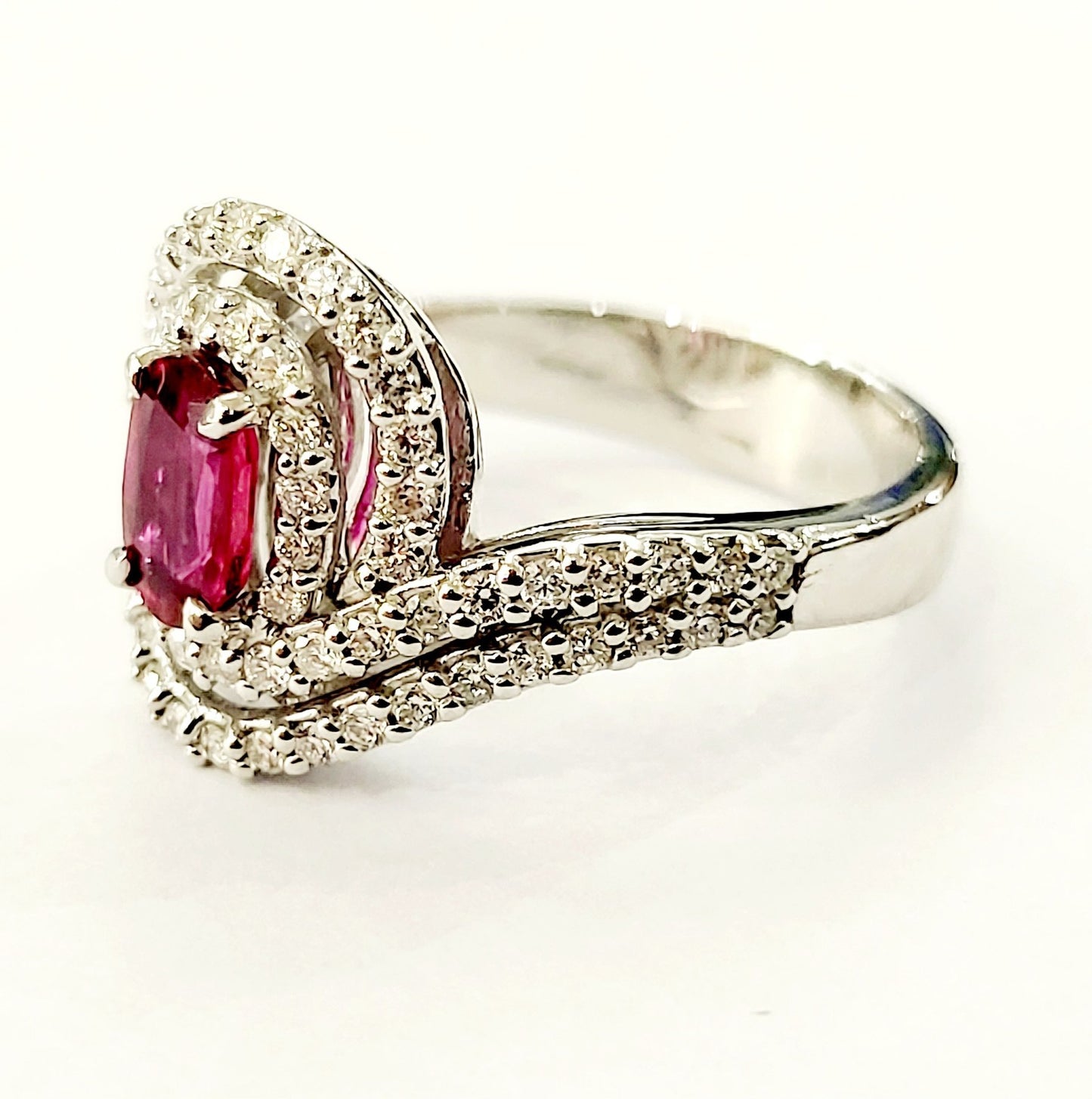 Anello Astralia fantasia con Rubino ovale 0,90 ct e Diamanti 0,85 ct in Oro Bianco 18 kt (750)
