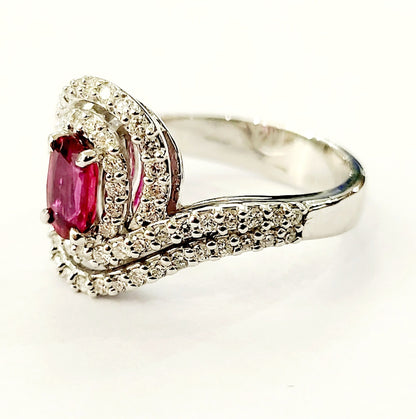 Anello Astralia fantasia con Rubino ovale 0,90 ct e Diamanti 0,85 ct in Oro Bianco 18 kt (750)
