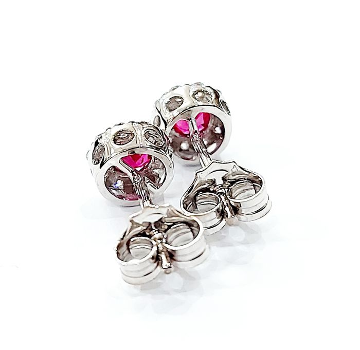 Orecchini con Rubini 0,70 ct e Diamanti 0,50 ct in Oro Bianco 18 Kt (750)