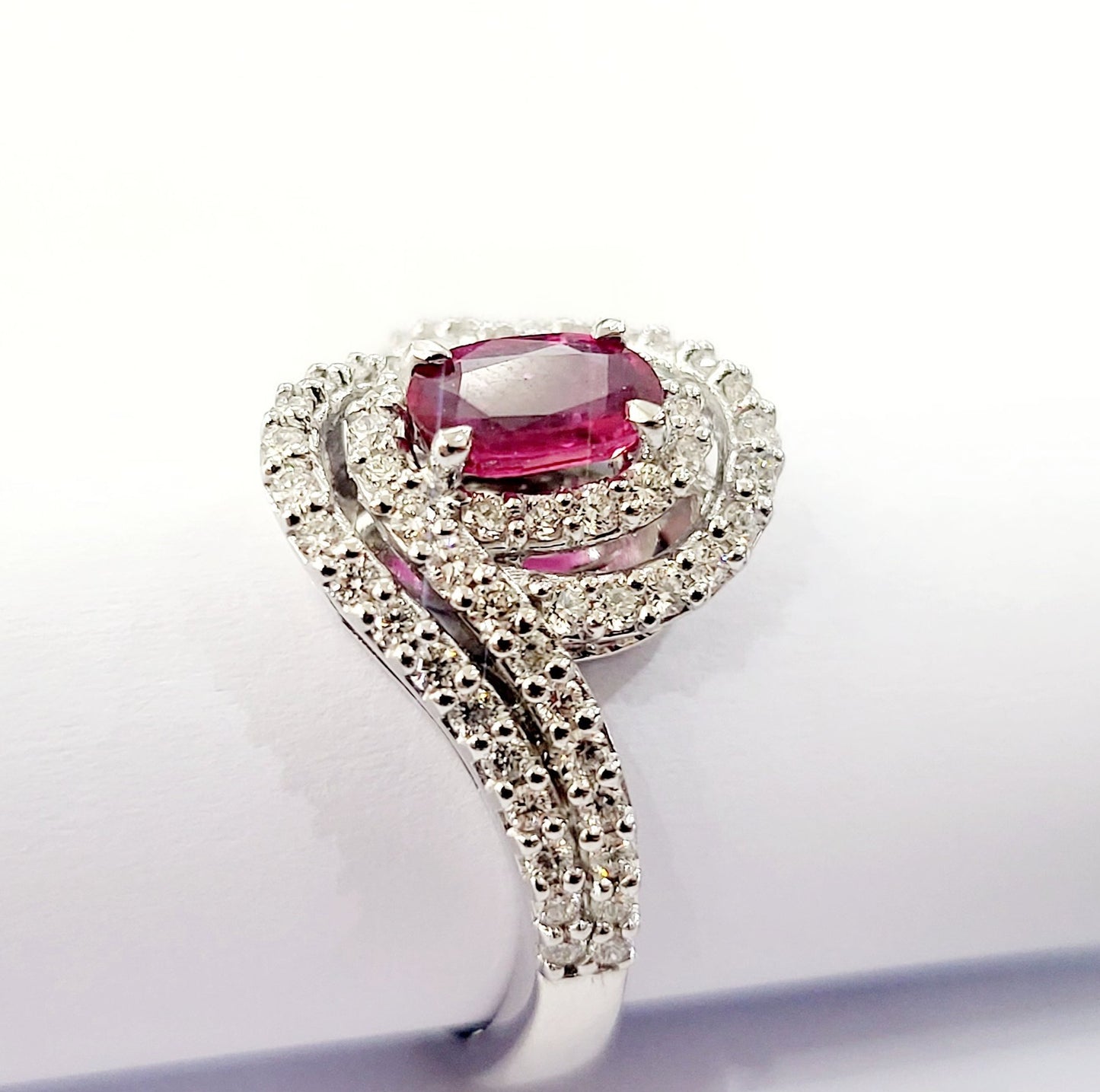 Anello Astralia fantasia con Rubino ovale 0,90 ct e Diamanti 0,85 ct in Oro Bianco 18 kt (750)