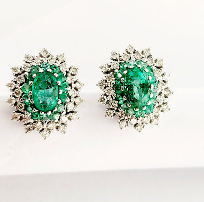 Orecchini ovali in Oro Bianco con doppio giro di Diamanti ct 0,48 e doppio giro di Smeraldi 1,75 ct 18 kt (750)