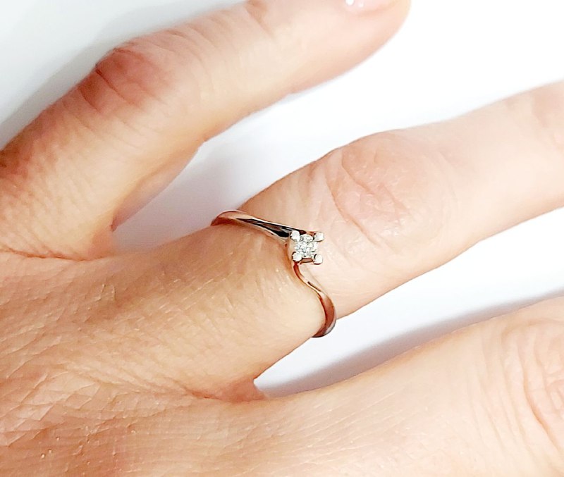Anello Solitario modello Valentino con Diamante 0,05 ct in Oro Bianco 18 kt (750)
