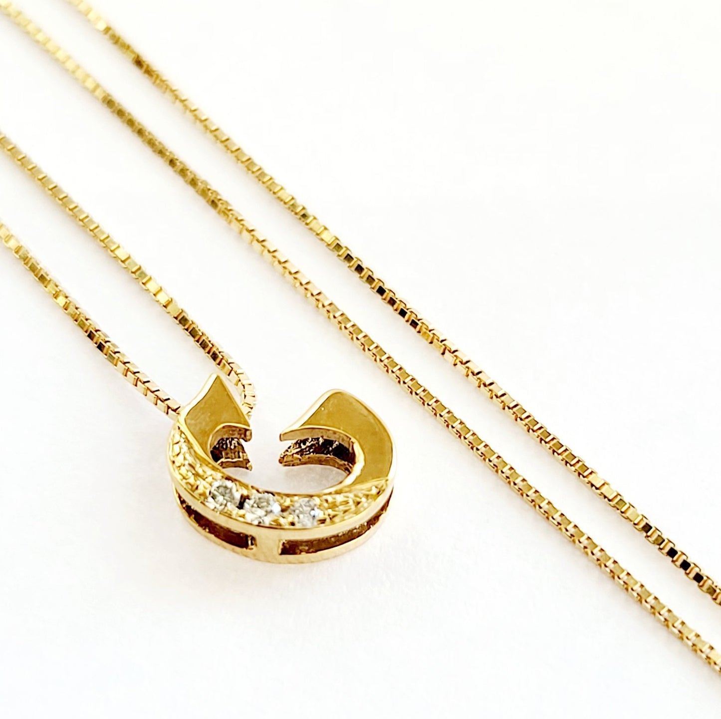 Collana e pendente lettera personalizzabile "C" con Diamanti 0,05 ct in Oro Giallo 18 kt (750)