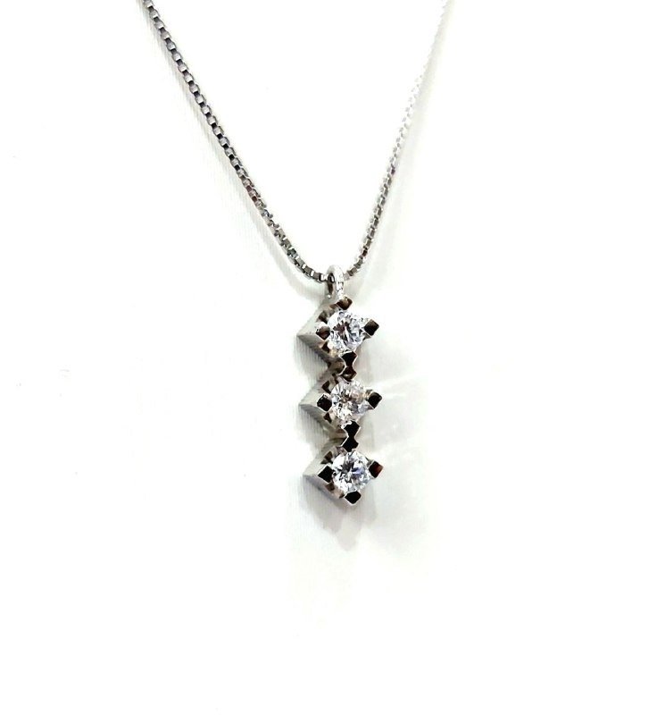 Collana con pendente Trilogy in Oro Bianco con Diamanti 0,16 ct 18 kt (750)
