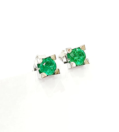 Orecchini punto luce con Smeraldi 0,60 ct in Oro Bianco 18 kt (750)