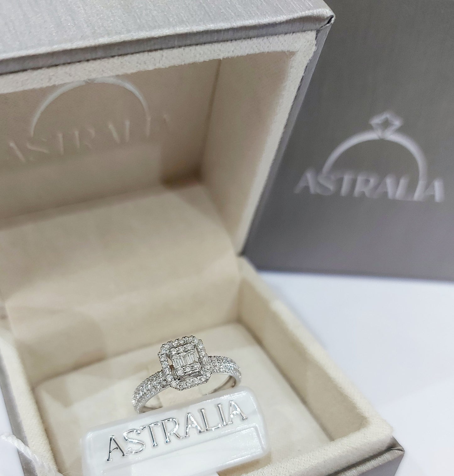 Anello Astralia a fantasia in Oro Bianco con Diamanti Baguette ct 0,09 e Brillante ct 0,45 18kt (750)