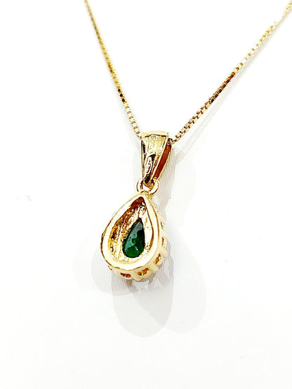 Collana e pendente con Smeraldo a goccia 0,40 ct e Diamanti 0,24 ct in Oro Giallo 18 kt (750)