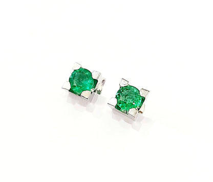 Orecchini punto luce con Smeraldi 0,60 ct in Oro Bianco 18 kt (750)