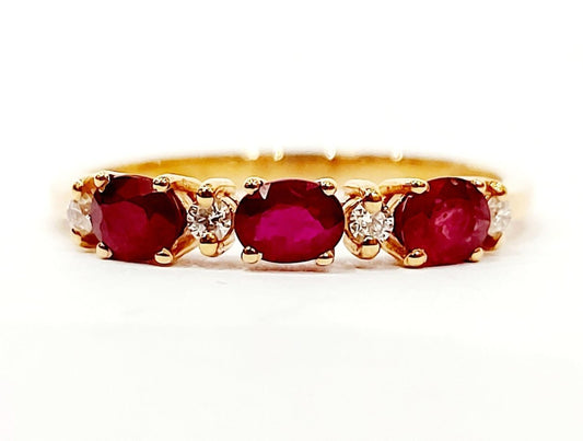 Anello Trilogy in Oro Rosa con Rubini ovali 0,97 ct e Diamanti 0,10 ct 18 kt (750)