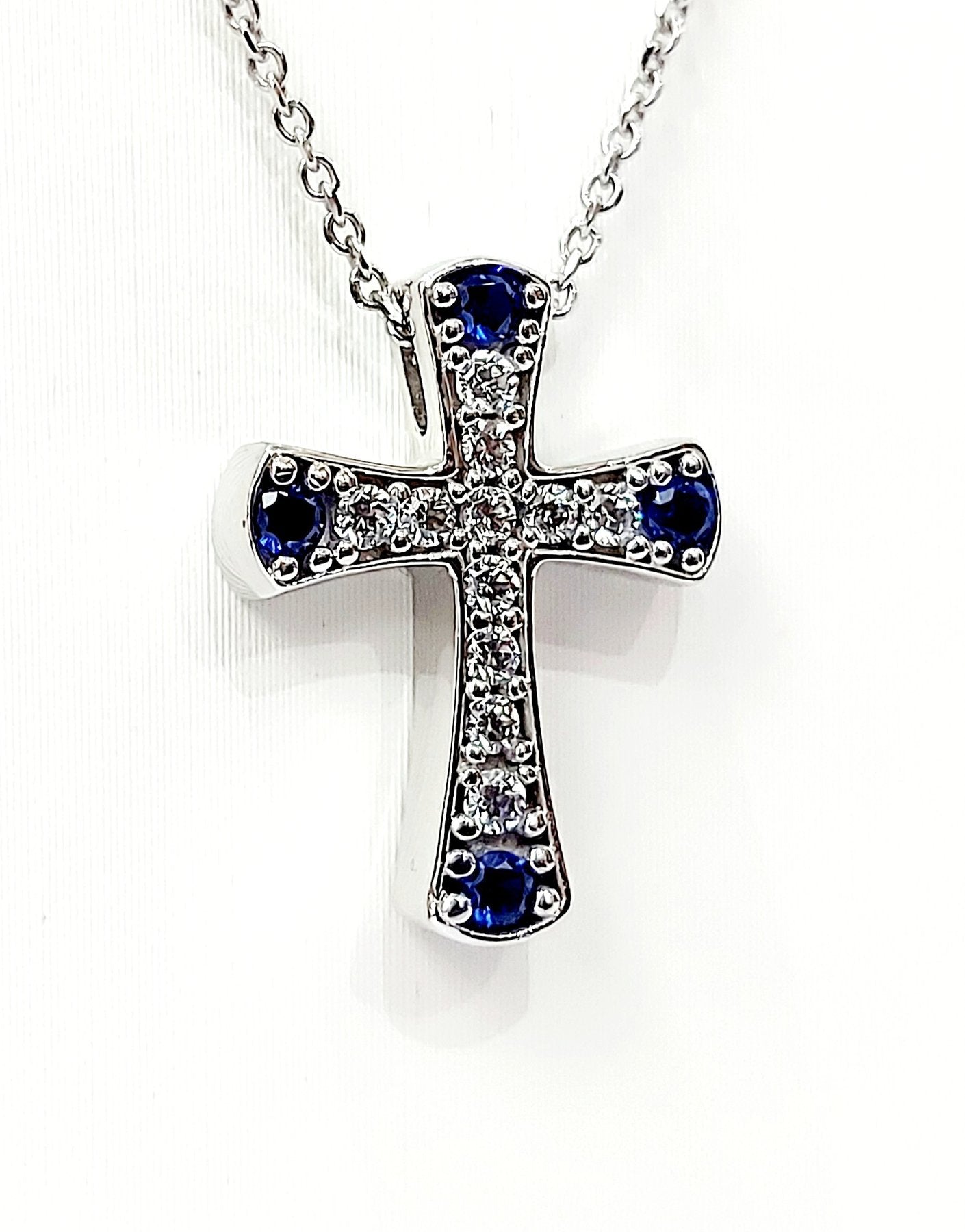 Collana e pendente croce con Diamanti ct 0,35 e Zaffiri blu ct 0,16 in Oro Bianco 18 kt (750)